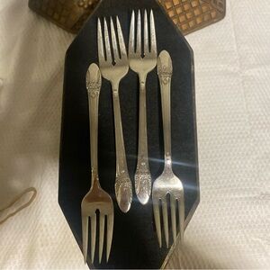 International, 1847 Rogers Silverplate - FIRST LOVE, Forks (4)